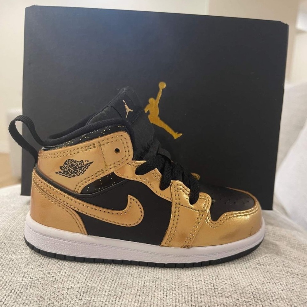 Toddler NIKE Jordan’s (5c)